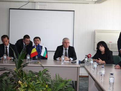 В присъствието на Министър Петкова по време на подписването на договора за изграждане на подводния участък на междусистемната газова връзка България–Румъния под река Дунав