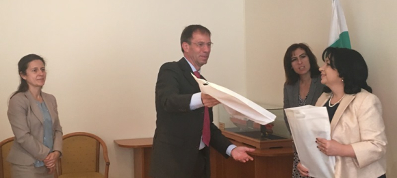 Министър Петкова и представители на Тотал подписаха допълнително споразумение за търсене и проучване в блок 