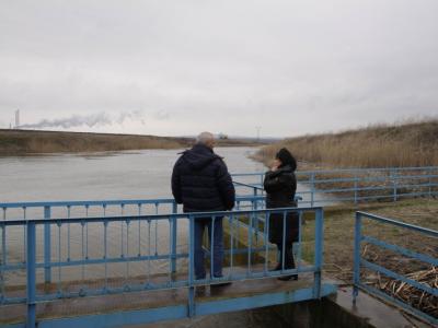 Министър Петкова и изпълнителният директор на ММИ Андон Андонов на язовир Ковачево