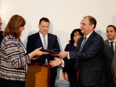 Преносните оператори на България и Румъния подписаха договор за аварийна доставка на електроенергия 