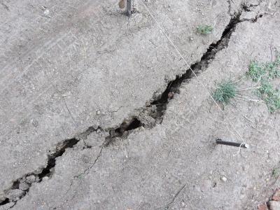 Пропадане на земни маси и напукване на къщи в квартал 