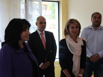 Министър Петкова и кмета на Габрово Таня Христова посетиха детска ясла 
