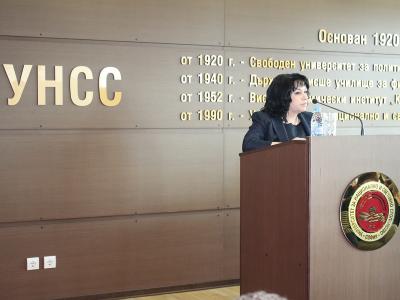 Министър Петкова на публична лекция пред студентите на Университета за национално и световно стопанство