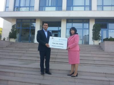Министър Петкова връчи символичен чек на кмета на Златоград на стойност 756 256 лева
