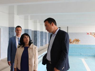 Министър Петкова посети СОУ 