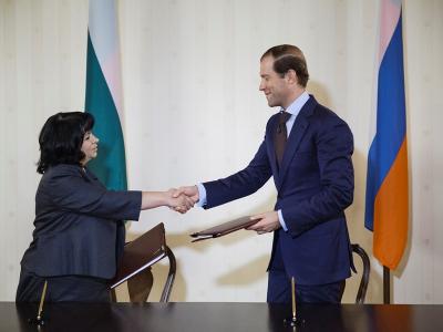 Министър на енергетиката Теменужка Петкова и руския министър на промишлеността и търговията Денис Мантуров разменят подписаните прококоли от 16-ото заседание на междуправителствената комисия в Москва.
