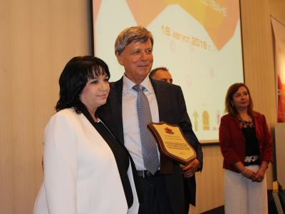 Теменужка Петкова връчи почетен плакет на председателя на Българската минно-геоложка камара проф. Лъчезар Цоцорков по случай отбелязването на 25 години от основаването институцията