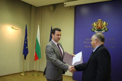 Заместник-министърът на енергетиката Жечо Станков при връчването на договорите на газоразпределителни дружества в страната за газифициране на жилищни сгради като мярка за енергийна ефективност