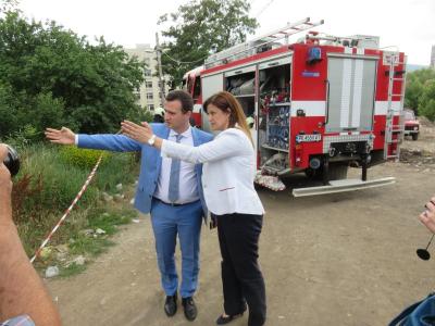 Заместник-министър Жечо Станков и областният управител на Перник Ирена Соколова на мястото на инцидента