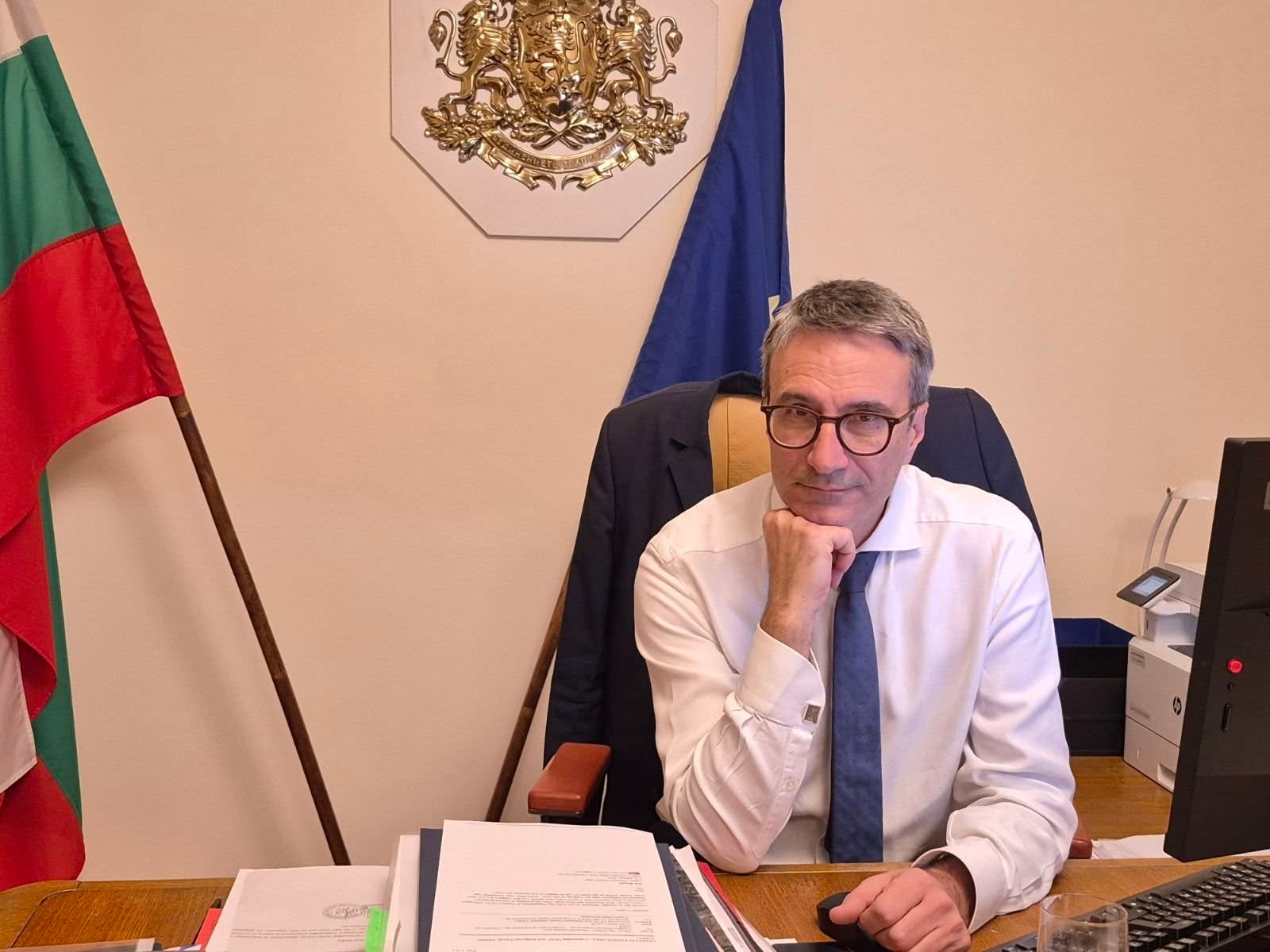 Стотици анекси за дни: Министър Трайков подписа над 160 допълнителни споразумения за стотици милиони евро по ПВУ