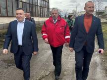 Министърът на енергетиката дари 212 климатици за пострадалите от природното бедствие в Карловско
