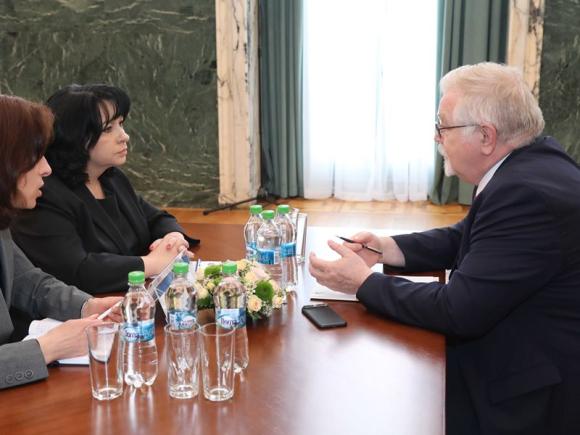 Министър Петкова обсъди с румънския си колега развитието на енергийните проекти между двете държави